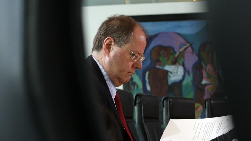 Bundesfinanzminister Peer Steinbrück vor Beginn einer Kabinettsitzung im Bundeskanzleramt in Berlin. (Archivbild) Bundesfinanzminister Peer Steinbrück vor Beginn einer Kabinettsitzung im Bundeskanzleramt in Berlin. (Archivbild)