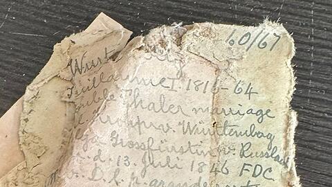 Die durch Wassereintritt teils vergammelten Münztütchen, die jahrzehntelang vergraben waren.