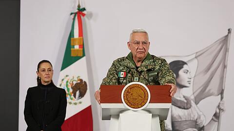 Wegen der hohen Zahl an get&ouml;teten Soldaten brach der General auf der Pressekonferenz in Tr&auml;nen aus.