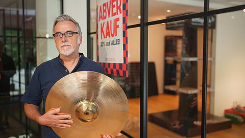 Das Aus nach mehr als 140 Jahren: Das Musikhaus Hieber Lindberg &ouml;ffnet am 31. Juli ein letztes Mal. Ab sofort ist hier f&uuml;r immer Schluss. Das macht nicht nur Mitarbeiter Christian Hartinger traurig.