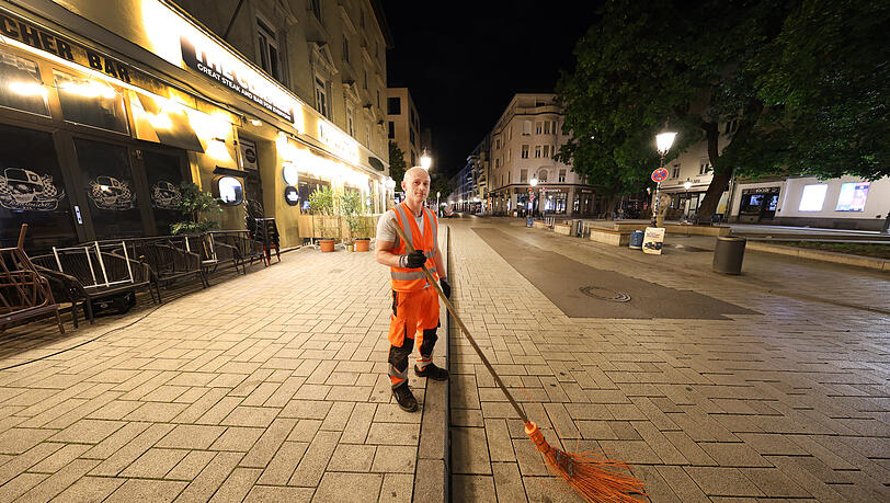 Ali Demir ist Vorarbeiter bei der Straßenreinigung. Seine Schicht beginnt um 4 Uhr morgens. Ali Demir ist Vorarbeiter bei der Straßenreinigung. Seine Schicht beginnt um 4 Uhr morgens.