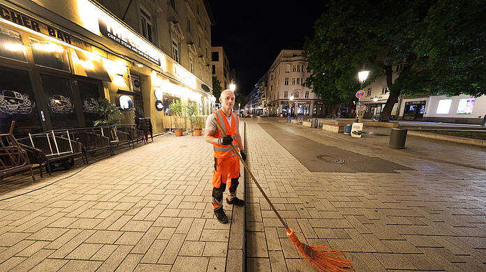 Ali Demir ist Vorarbeiter bei der Straßenreinigung. Seine Schicht beginnt um 4 Uhr morgens. Ali Demir ist Vorarbeiter bei der Straßenreinigung. Seine Schicht beginnt um 4 Uhr morgens.
