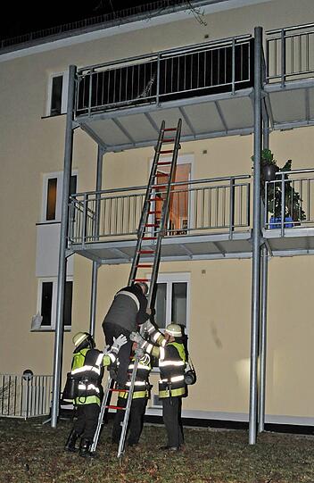 Eine Frau ist am frühen Mittwochmorgen bei einem Wohnungsbrand in München ums Leben gekommen. Polizei und Feuerwehr ermitteln derzeit die Brandursache.