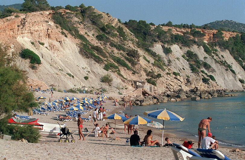 Urlaubsparadies Ibiza: Cala Tarida ist für seine romantischen Sonnenuntergänge bekannt: Hier ein Bild der Cala d'Hort.
