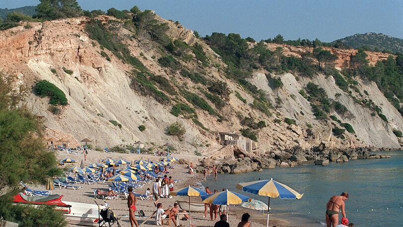 Urlaubsparadies Ibiza: Cala Tarida ist für seine romantischen Sonnenuntergänge bekannt: Hier ein Bild der Cala d'Hort. Urlaubsparadies Ibiza: Cala Tarida ist für seine romantischen Sonnenuntergänge bekannt: Hier ein Bild der Cala d'Hort.