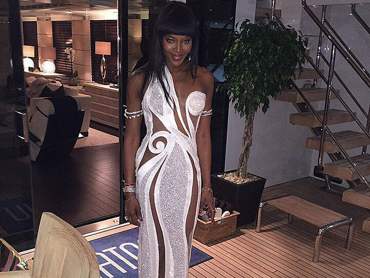 Zu ihrer Geburtstagsfeier hüllte sich Naomi Campbell in Versace