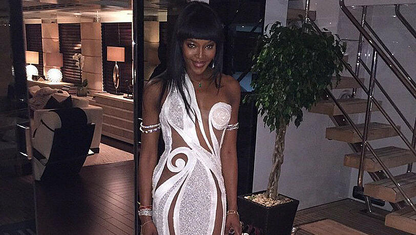 Zu ihrer Geburtstagsfeier hüllte sich Naomi Campbell in Versace Zu ihrer Geburtstagsfeier hüllte sich Naomi Campbell in Versace