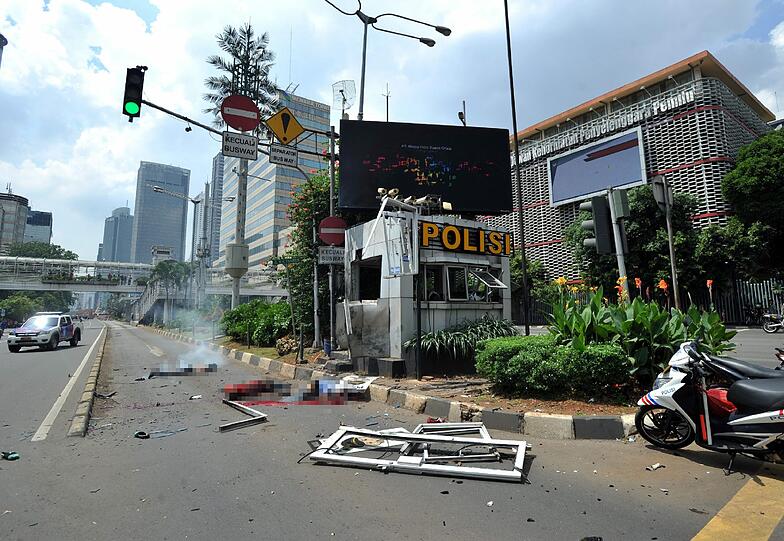 Terroranschlag in Indonesien: Bei einem Bombenanschlag und einer Schießerei in Jakarta sind mindestens sieben Menschen getötet worden.