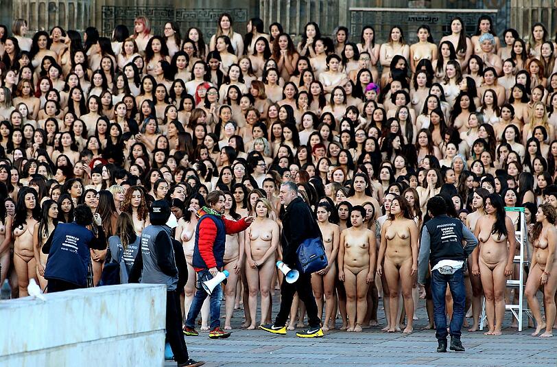 Tausende posierten am Sontag nackert auf der Plaza Bolivar in Bogota. Die Bilder!