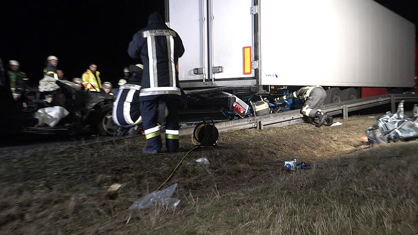 Das Ehepaar im Auto kam mit schwersten Verletzungen ins Krankenhaus. Der Lkw-Fahrer wurde zum Helden, weil er nach dem Unfall sofort das brennende Auto löschte. Die Bilder von der Unfallstelle.