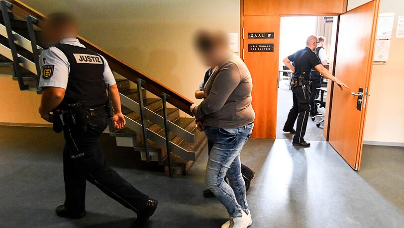 Die angeklagte Mutter (M) wird zu Beginn der Mittagspause von Justizbeamten aus dem Gerichtssaal gebracht. Die angeklagte Mutter (M) wird zu Beginn der Mittagspause von Justizbeamten aus dem Gerichtssaal gebracht.