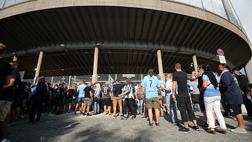 Einige Löwen-Fans bekamen keinen Zutritt zum Grünwalder Stadion - obwohl sie Karten hatten.
