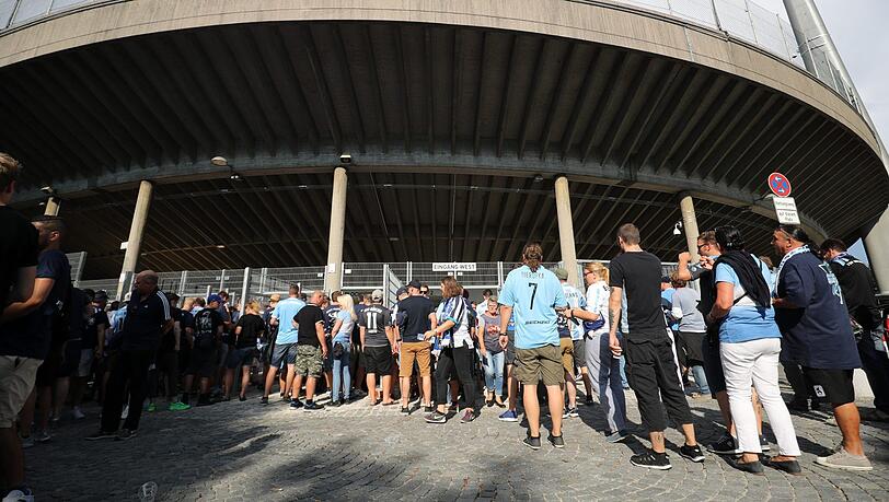 Einige Löwen-Fans bekamen keinen Zutritt zum Grünwalder Stadion - obwohl sie Karten hatten. Einige Löwen-Fans bekamen keinen Zutritt zum Grünwalder Stadion - obwohl sie Karten hatten.