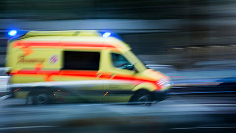 Die Fußgängerin wurde bei dem Unfall verletzt und kam zur ärztlichen Behandlung in ein Krankenhaus. (Symbolbild)