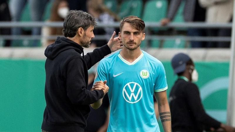 Wechselte in Münster einmal zuviel: Wolfsburg-Coach Mark van Bommel (l, hier mit Maximilian Philipp).