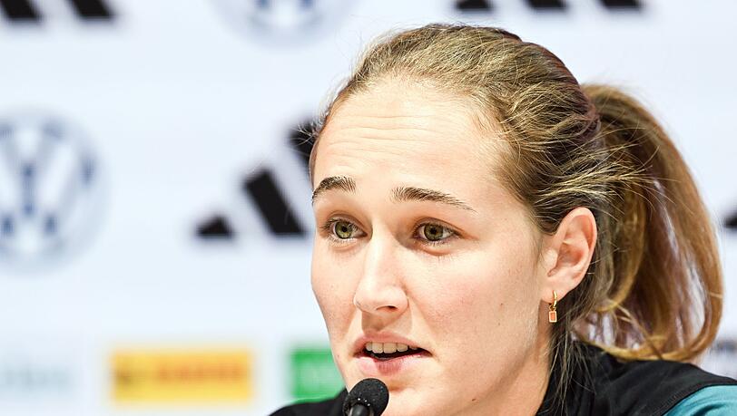 Nationalspielerin Sydney Lohmann spricht während einer Pressekonferenz