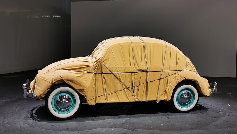 Für Christos 1961 eingepackten Käfer ist an einem normalen Messestand natürlich kein Platz, aber im Bereich der kuratierten "Unlimited" sehr wohl. Hyper-Galerist Larry Gagosian ließ den VW anrollen, und nun liegt auch schon ein Gebot von 4 Millionen US-Dollar für das Gefährt vor. Für Christos 1961 eingepackten Käfer ist an einem normalen Messestand natürlich kein Platz, aber im Bereich der kuratierten "Unlimited" sehr wohl. Hyper-Galerist Larry Gagosian ließ den VW anrollen, und nun liegt auch schon ein Gebot von 4 Millionen US-Dollar für das Gefährt vor.