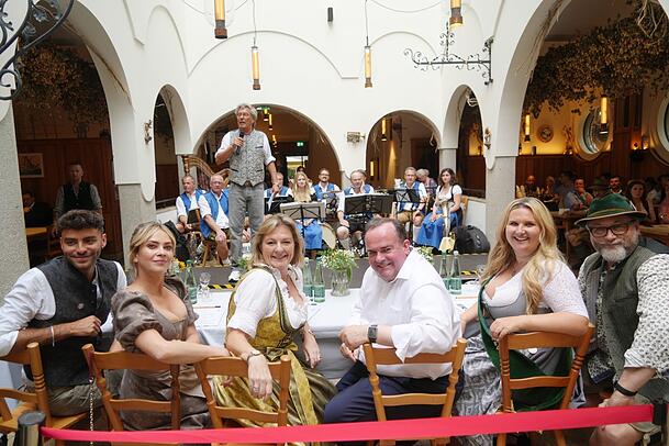 Die Jury (v.l.): Internet-Bekanntheit Sandrocap, Schauspielerin Laura Osswald, Wiesn-Stadträtin Anja Berger, Wiesn-Chef Clemens Baumgärtner, die ehemalige Bräurosl Verena Gaulinger und Alexander Onken von München TV, hinten Moderator Stefan Schneider. Die Jury (v.l.): Internet-Bekanntheit Sandrocap, Schauspielerin Laura Osswald, Wiesn-Stadträtin Anja Berger, Wiesn-Chef Clemens Baumgärtner, die ehemalige Bräurosl Verena Gaulinger und Alexander Onken von München TV, hinten Moderator Stefan Schneider.