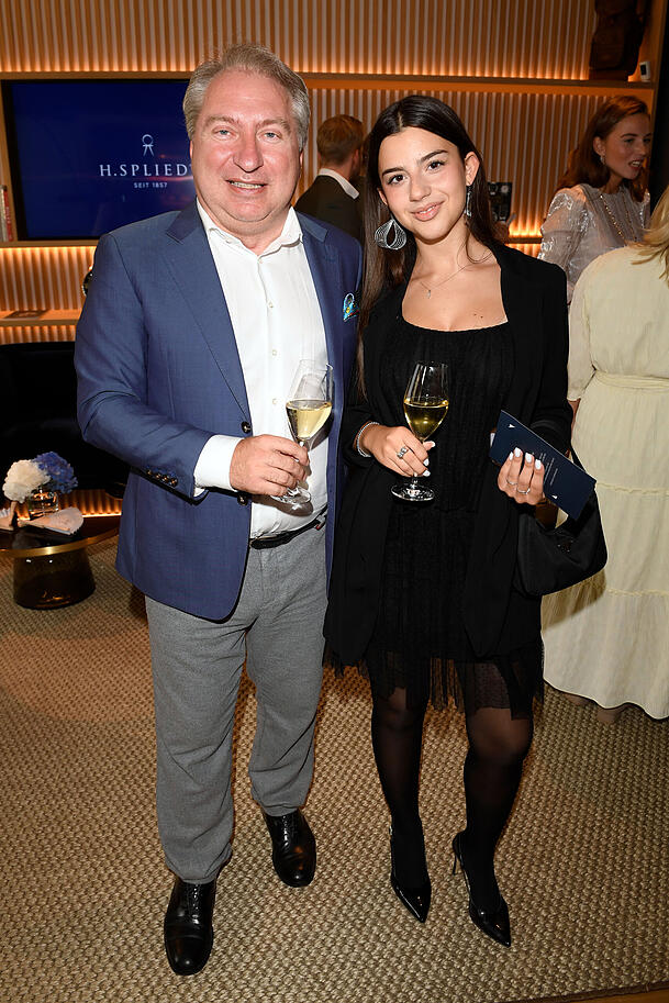 Der italienische Generalkonsul Sergio Maffettone und Tochter Miriam statten dem neuen Juwelier an der Maximilianstraße einen Besuch ab. Der italienische Generalkonsul Sergio Maffettone und Tochter Miriam statten dem neuen Juwelier an der Maximilianstraße einen Besuch ab.