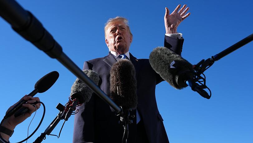 Trump setzt Belohnung fürs Melden von Wahlbetrug aus. Trump setzt Belohnung fürs Melden von Wahlbetrug aus.