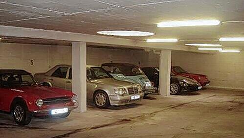Von nobel bis normal: Einige der Autos, die zur Zeit im Pfandleihhaus stehen. Von nobel bis normal: Einige der Autos, die zur Zeit im Pfandleihhaus stehen.