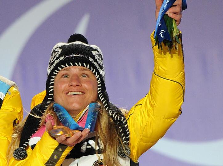 Biathletin Verena Bentele jubelt bei den Paralympics über Gold.