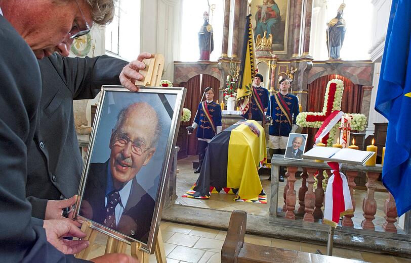Der mit der Familienfahne bedeckte Sarg von Otto von Habsburg steht mit einem Ehrenspalier der Schützenkompanie Zirl aus Österreich, in der Sankt-Ulrichs-Kirche in Pöcking am Starnberger See, aufgebahrt am Altar.