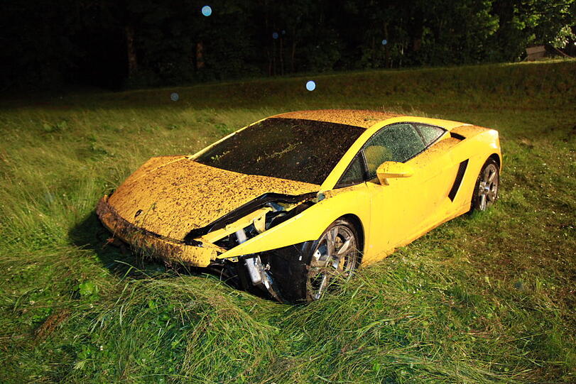 Auf regennasser Fahrbahn ist am Dienstagabend ein Münchner mit seinem Lamborghini von der Straße abgekommen und schwer verunglückt. Die Ursache war vermutlich überhöhte Geschwindigkeit. Der Fahrer musste schwer verletzt ins Krankenhaus eingeliefert werden. Die  Bilder von der Unfallstelle.