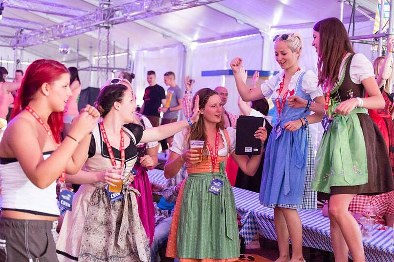 Dirndl und Lederhosen am kroatischen Strand: Bilder von der wilden Springbreak Wiesn-Party zum Durchklicken!