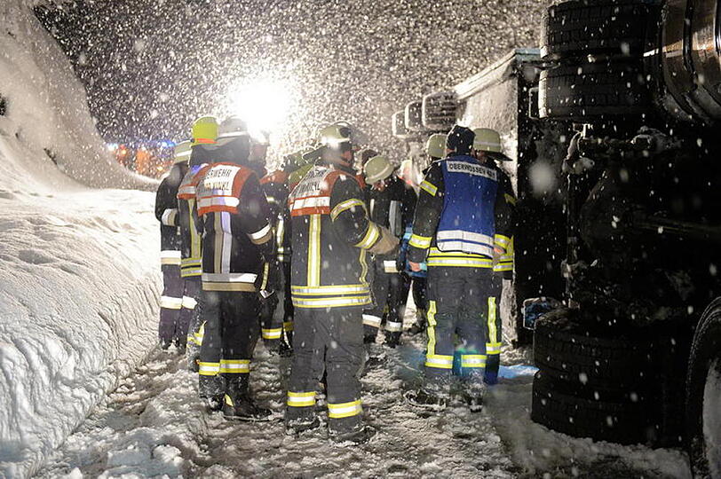 Ein LKW kommt auf schneeglatter Fahrbahn ins Rutschen und kippt um