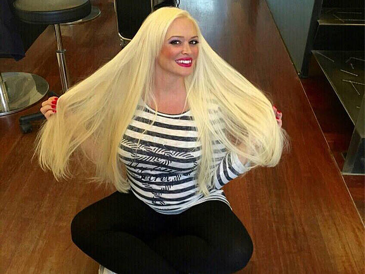 ... Nur wenig später löste Katzenberger ihren Scherz mit diesem Foto allerdings auf und machte zugleich Werbung für ihre Echthaarverlängerungen. Was wäre die Katze auch ohne ihre platinblonden Extensions?