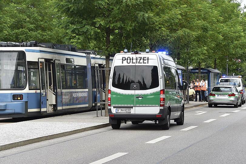 Am Cosimabad und am Frankfurter Ring wurden mehrere Personen bei einem Tram- und einem Busunfall verletzt.