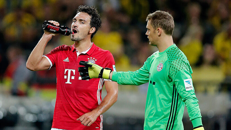 Mahner: Mats Hummels und Manuel Neuer.