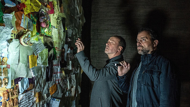 "Neben der Spur: Erlöse mich": Joe (Ulrich Noethen, l.) und Ruiz (Jürgen Maurer) untersuchen eine Wohnung. "Neben der Spur: Erlöse mich": Joe (Ulrich Noethen, l.) und Ruiz (Jürgen Maurer) untersuchen eine Wohnung.