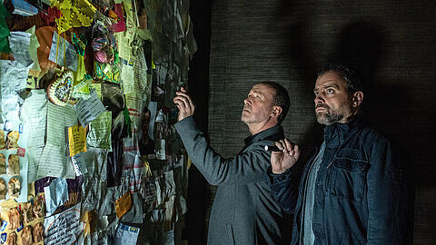 "Neben der Spur: Erlöse mich": Joe (Ulrich Noethen, l.) und Ruiz (Jürgen Maurer) untersuchen eine Wohnung.
