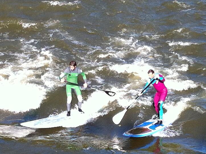 Ritt auf der Welle: die Isar-Surfer vom Sonntag.