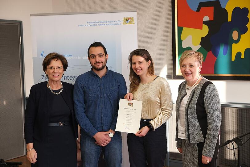 Belohnung für den Einsatz (v. l.): Sozialministerin Emilia Müller mit Mahmoud El Bobbou und Claudia Schnupp von MigraMed und Regierungspräsidentin Brigitta Brunner.