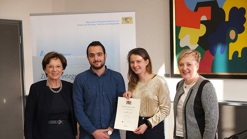 Belohnung für den Einsatz (v. l.): Sozialministerin Emilia Müller mit Mahmoud El Bobbou und Claudia Schnupp von MigraMed und Regierungspräsidentin Brigitta Brunner. Belohnung für den Einsatz (v. l.): Sozialministerin Emilia Müller mit Mahmoud El Bobbou und Claudia Schnupp von MigraMed und Regierungspräsidentin Brigitta Brunner.
