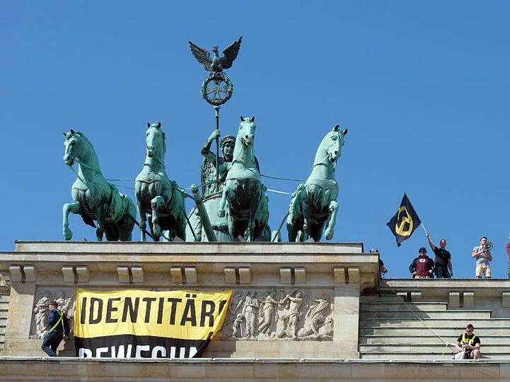 Aktivisten der "Identitären Bewegung" auf dem Brandenburger Tor.