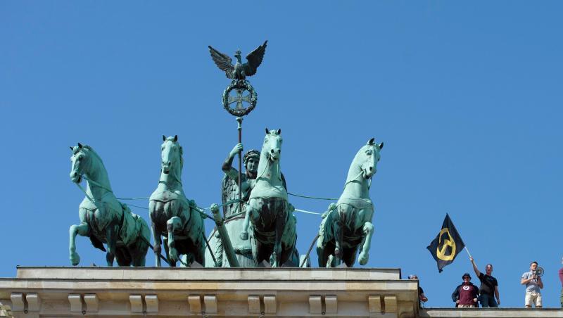 Aktivisten der "Identitären Bewegung" auf dem Brandenburger Tor. Aktivisten der "Identitären Bewegung" auf dem Brandenburger Tor.