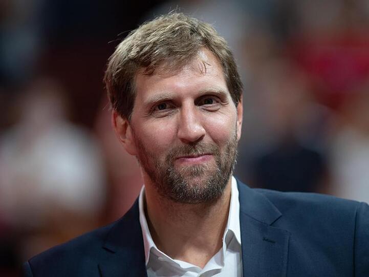 Dirk Nowitzki steht in einem Stadion. Foto: Swen Pförtner/dpa/Archivbild