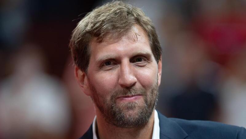 Dirk Nowitzki steht in einem Stadion. Foto: Swen Pförtner/dpa/Archivbild Dirk Nowitzki steht in einem Stadion. Foto: Swen Pförtner/dpa/Archivbild