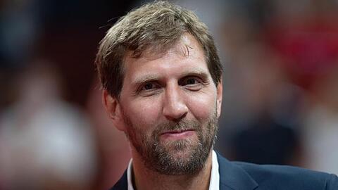 Dirk Nowitzki steht in einem Stadion. Foto: Swen Pförtner/dpa/Archivbild