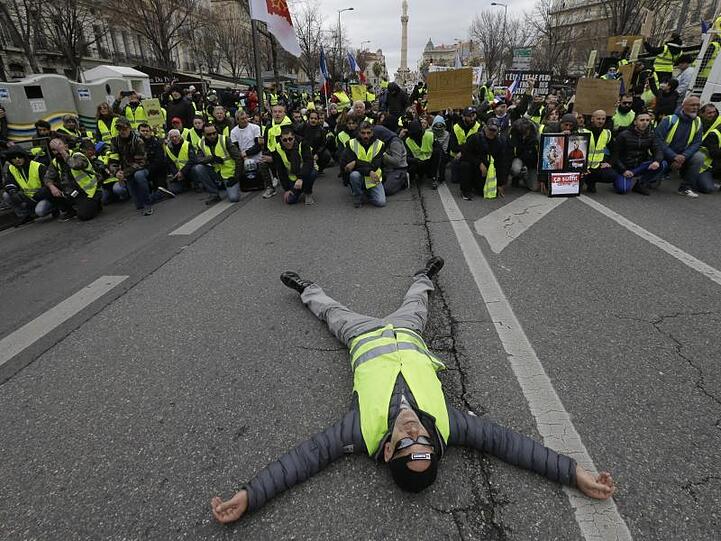 Ein Demonstrant liegt bei einem Protest der "Gelbwesten" in Marseille auf der Straße.