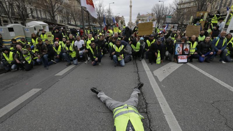 Ein Demonstrant liegt bei einem Protest der "Gelbwesten" in Marseille auf der Straße. Ein Demonstrant liegt bei einem Protest der "Gelbwesten" in Marseille auf der Straße.