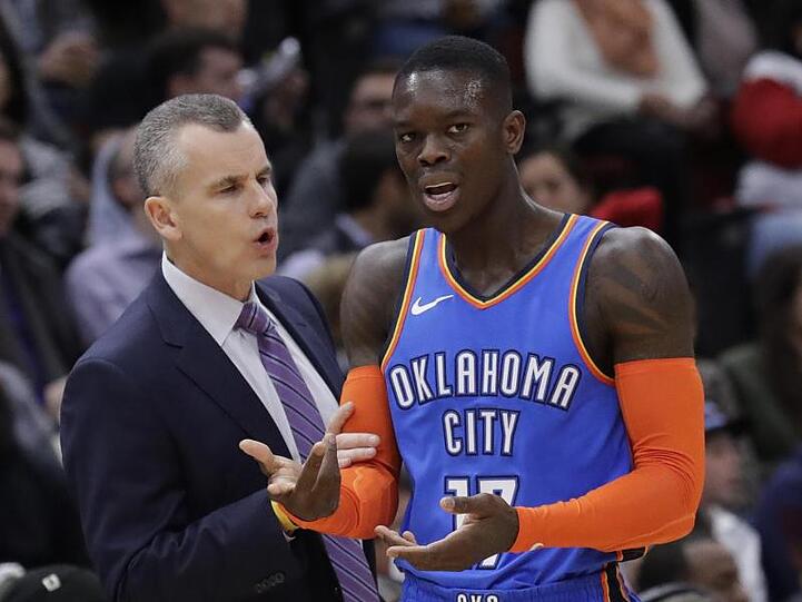 Mussten mit Oklahoma eine Niederlage analysieren: Dennis Schröder (r) und Coach Billy Donovan.