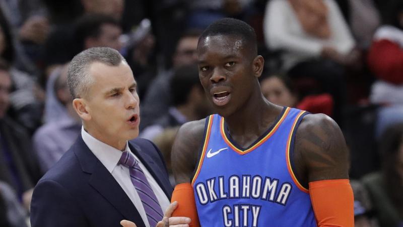 Mussten mit Oklahoma eine Niederlage analysieren: Dennis Schröder (r) und Coach Billy Donovan. Mussten mit Oklahoma eine Niederlage analysieren: Dennis Schröder (r) und Coach Billy Donovan.
