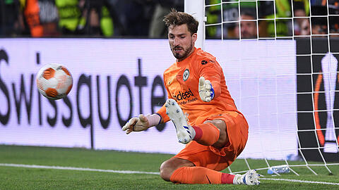 Eintracht-Keeper Kevin Trapp hält den einzigen und entscheidenden Elfmeter im Krimi von Sevilla.