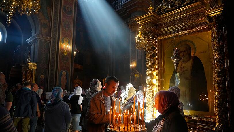 Menschen zünden in der orthodoxen Kirche von Winnyzja Kerzen zum Gedenken an die Menschen an, die durch russischen Beschuss getötet wurden. Bei dem Raketenangriff kamen jüngsten Informationen zufolge mindestens 24 Menschen ums Leben.