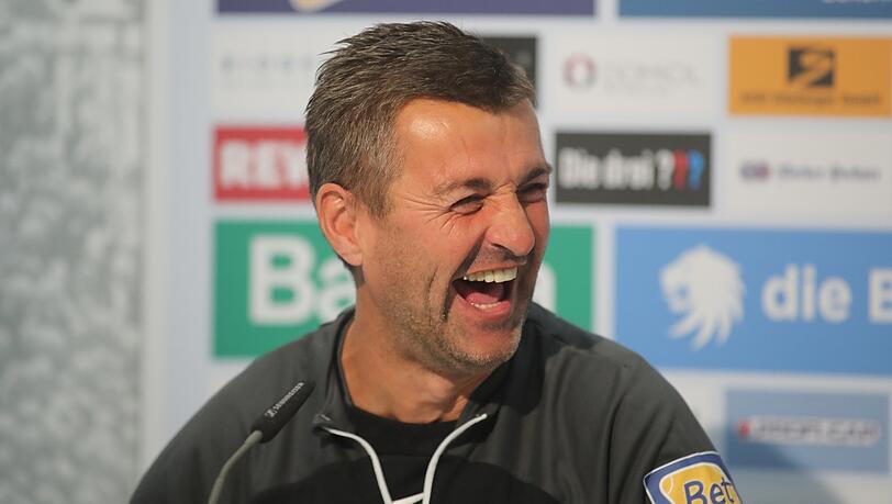 Treffer, versenkt (v.l.): Trainer Köllner und Kapitän Lex legten vor dem Ingolstadt-Spiel eine aufstiegsreife Show hin.
